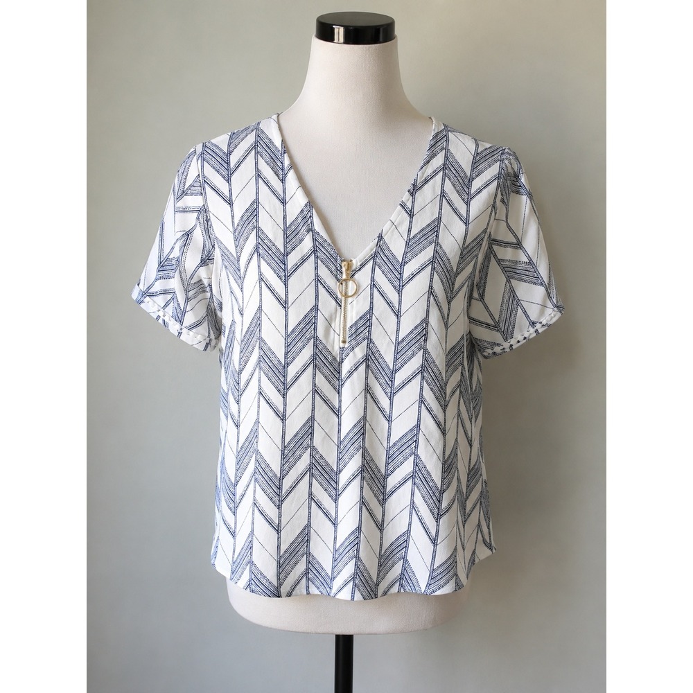 Fifty Street Top Size Small Womens Chevron Print V-Neck Zipper Top White Navy